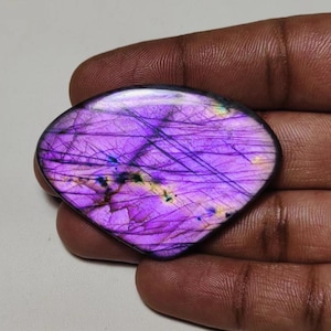¡Hermoso! Cabujón de labradorita púrpura brillante de calidad AAA++ en forma de corazón de 36 × 50 × 6 mm y 91 ct. ¡Ideal para hacer joyas!