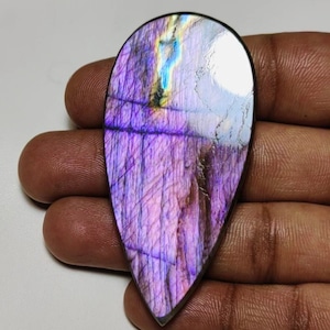 ¡Hermoso! Cabujón de labradorita púrpura brillante de calidad AAA++ en forma de pera de 66 × 31 × 7 mm y 143 ct. ¡Ideal para hacer joyas!