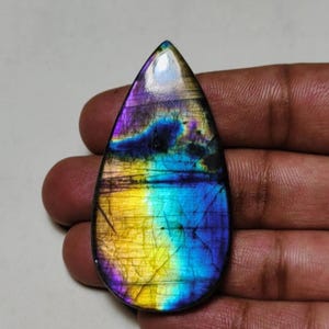 ¡Hermosa! Piedra preciosa de labradorita de calidad AAA++, con cabujón de forma de pera, muy llamativa. Ideal para joyería.