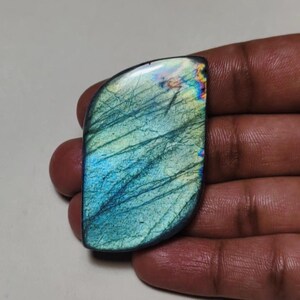¡Hermosa! Piedra preciosa de labradorita espectrolita verde de calidad AAA++ con forma de cabujón llamativo, ideal para hacer joyas.