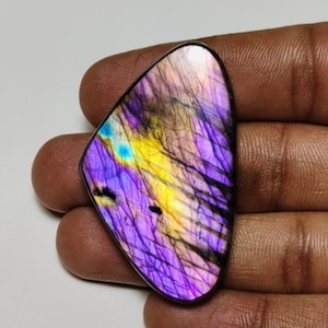 Bellissimo!! Cabochon di labradorite viola flash di qualità AAA++, forma fantasia, 49×29×8 mm, 106 ct. Ideale per la creazione di gioielli!!