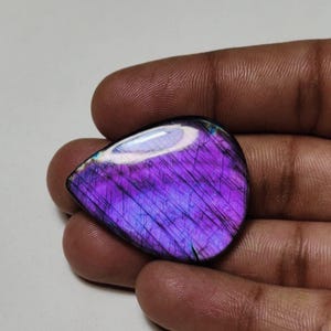Splendida pietra preziosa di labradorite Spectrolite viola appariscente, di qualità, a forma di cabochon, ideale per la creazione di gioielli!!