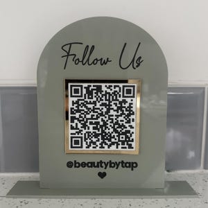 Individuell gestaltetes, bogenförmiges QR-Code-Schild – Social-Media-Display für Kleinunternehmen (Acryl)