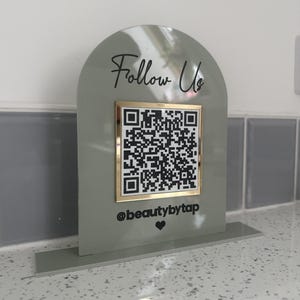 Gebogenes Social-Media-Display mit QR-Code für Kleinunternehmen – Individuelles Thekenschild „Let’s Get Social“, Instagram, Facebook, TikTok QR-Code