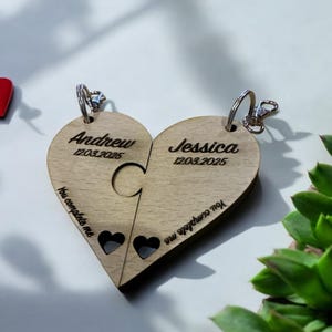 Personalisierte Hölzerne Paare Schlüsselanhänger - Individuell graviertes Herz Puzzle Set - Jubiläumsgeschenk für Sie oder Ihn - Schlüsselanhänger &quot;&quot;Sie vervollständigen mich&quot;&quot;.&quot;