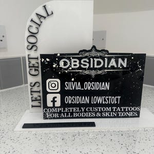 Gepersonaliseerde acryl visitekaarthouder – op maat gegraveerd bureaudisplay | Gemerkt met je bedrijfsnaam of logo: Let's get social!