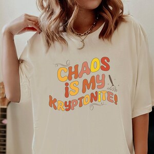 Lustiges Mama Shirt, Chaos ist mein Kryptonite, Mama T-Shirt, Geschenk für sauberen Freak, Geburtstagsgeschenk für Mama, Komfort Farben