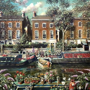 Puede incluir: Una pintura que representa una escena de canal con flores coloridas y barcos. Los barcos están atracados a lo largo del canal, y hay edificios en el fondo. La escena está pintada en un estilo realista.