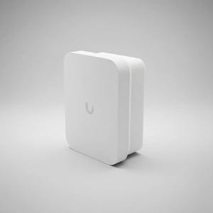 Pode incluir: Um dispositivo eletrônico branco, retangular, com cantos arredondados. O dispositivo possui um elemento de design sutil e rebaixado na frente e um pequeno logotipo estilizado em forma de 'U'. O dispositivo está sobre um fundo liso e claro.