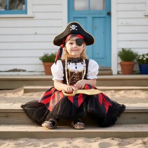 Pode incluir: Uma criança vestida de pirata, sentada em degraus de madeira. O traje inclui um chapéu preto com uma caveira e ossos cruzados, tapa-olho e um vestido listrado vermelho e preto. Uma espada de brinquedo é segurada nas mãos.