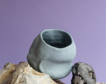 Vase 4 - organische Vase aus blau gefärbtem Ton
