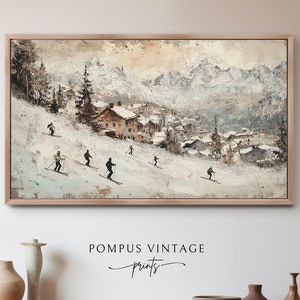 Puede incluir: Una pintura de estilo vintage que representa una escena de montaña nevada con esquiadores descendiendo una ladera. La pintura está enmarcada en un marco de madera clara y cuelga de una pared blanca. La pintura está titulada "Pompus Vintage Prints".