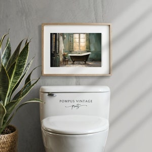 Peut inclure: Une impression encadr&eacute;e d'une salle de bain vintage avec une baignoire &agrave; pieds, une fen&ecirc;tre &agrave; volets et une porte. L'impression est dans un cadre en bois clair et a un passe-partout blanc. L'impression est intitul&eacute;e "Pompus Vintage Prints".