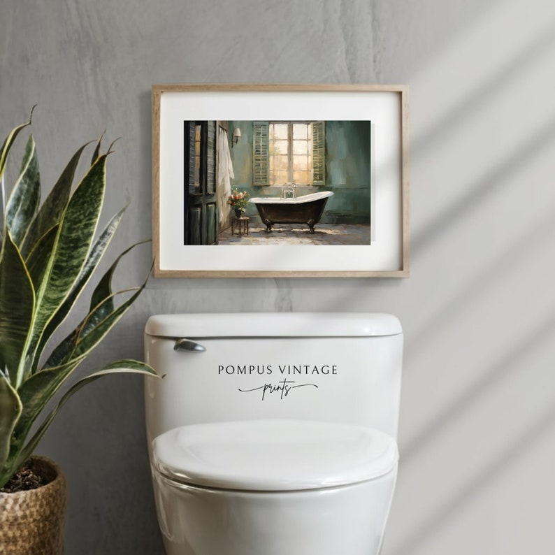 Peut inclure: Une impression encadr&eacute;e d'une salle de bain vintage avec une baignoire &agrave; pieds, une fen&ecirc;tre &agrave; volets et une porte. L'impression est dans un cadre en bois clair et a un passe-partout blanc. L'impression est intitul&eacute;e "Pompus Vintage Prints".