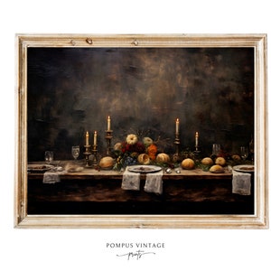 Puede incluir: Una pintura de estilo vintage de un bodegón con una mesa puesta con velas, fruta y calabazas. La pintura está enmarcada en un marco de madera clara.