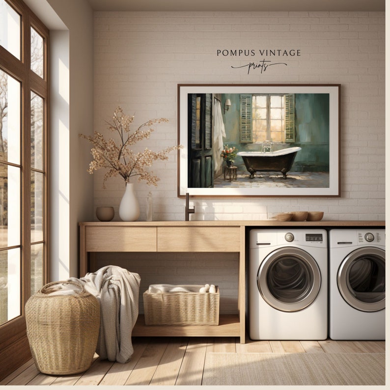 Peut inclure: Une buanderie blanche avec un comptoir en bois et deux machines &agrave; laver blanches. Un tableau encadr&eacute;e d'une salle de bain avec une baignoire et une fen&ecirc;tre est accroch&eacute; au mur au-dessus du comptoir. Le tableau est intitul&eacute; "POMPUS VINTAGE prints".