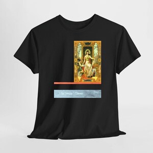 Puede incluir: Una camiseta negra de manga corta con un estampado gráfico rectangular de una pintura clásica en un marco dorado. Debajo de la imagen hay una barra horizontal de color coral y un rectángulo azul claro con el texto Sol Invictus | Thrones.