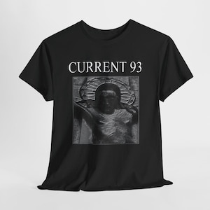 Puede incluir: Una camiseta negra de manga corta con el texto blanco CURRENT 93 impreso sobre un gráfico cuadrado y monocromático de una escultura de piedra que representa una figura con halo, en tonos grises y negros en el pecho.