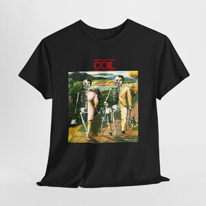 Puede incluir: Una camiseta negra con un estampado gráfico de una familia con cuerpos medio esqueléticos caminando por un parque. El texto COIL está impreso en rojo sobre la ilustración. El diseño muestra a dos adultos y un niño con un perro pequeño.