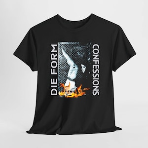 Puede incluir: Una camiseta negra de manga corta con un estampado gráfico de una persona detrás de una valla de malla con llamas en la parte inferior. El texto DIE FORM está impreso verticalmente a la izquierda y CONFESSIONS verticalmente a la derecha.