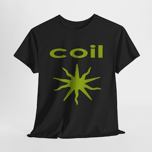 Puede incluir: Una camiseta negra de manga corta con la palabra coil impresa en una fuente sans-serif de color verde lima en el pecho. Debajo del texto hay un gráfico de color verde lima de una estrella de múltiples puntas o forma de sol.