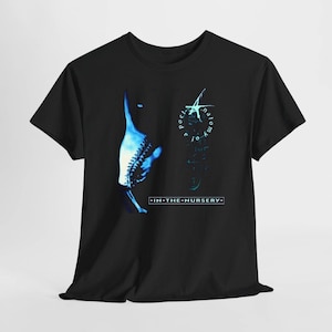 Puede incluir: Una camiseta negra de manga corta con un estampado gráfico azul. El diseño incluye una estructura esquelética estilizada a la izquierda y el texto Anatomy of a poet e IN-THE-NURSERY en un recuadro rectangular en la parte inferior.