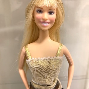 2009 Jakks Pacific - Hannah Montana Singing Doll *mute*  in Gold outfit