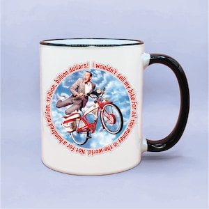 Può includere: Una tazza in ceramica bianca con bordo e manico neri. La tazza presenta un'immagine colorata di un uomo che guida una bicicletta rossa tra le nuvole. Il testo sulla tazza recita: "Non per cento milioni, trilioni, miliardi di dollari! Non venderei la mia bicicletta per tutti i soldi del mondo."