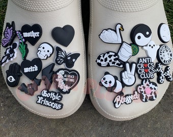 Encantos de cocodrilo en blanco y negro Zueco Encanto gótico Zapato Pin Insignia Madre Corazón extraño Mal de ojo Murciélago Cráneo Cisne Ying Yang Panda Lunares Fantasma