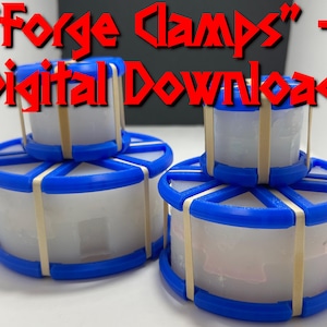 Op de afbeelding: Verschillende witte en blauwe smidsklemmen zijn op elkaar gestapeld. De cilindrische klemmen hebben blauwe randen en steunen, vastgezet met bruine banden. De rode tekst luidt "Forge Clamps" en "Digital Download".