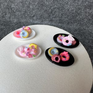 Donuts (3 Stück) + Teller für den Wichtel oder das Puppenhaus | Wichtelzubehör | Puppenhaus Zubehör | Mini Kuchen | Mini Süßigkeiten