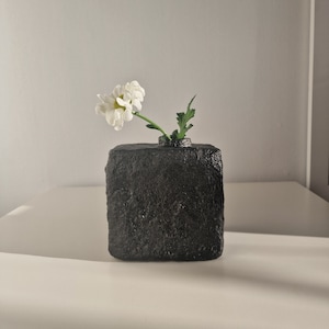 Vaso quadrato nero in cartapesta / Vaso organico in cartapesta / Vaso Wabi Sabi / Decorazione da tavolo d'ingresso / Decorazione sostenibile / Vaso rustico strutturale