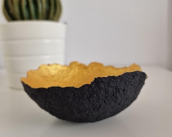 Ręcznie robiona złota i czarna miska z papier-mâché: wystrój Wabi Sabi