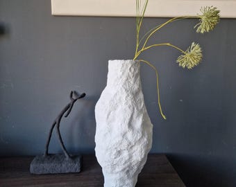 Hög vit vas av pappersmaché: Rustik handgjord Wabi Sabi-dekor; Vas av torra blommor