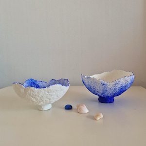 Piccola ciotola fatta a mano in cartapesta, vassoio in cartapesta biologico ispirato all'oceano, arredamento per la casa sostenibile in stile spiaggia, bordo maculato blu, arredamento unico