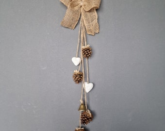 Guirnalda de corazón de cono de pino y papel mache con cascabel, guirnalda navideña de granja rústica, adornos navideños hechos a mano