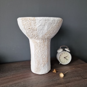 Piedestal kom van papier-maché |  Biologische papier-maché | Wabi Sabi-kom | Rustiek handgemaakt dienblad | Decoratief vintage schaaltje | Neutraal herfstdecor