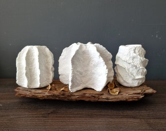 Handgjord papmachévas: Liten vit rustik Wabi Sabi-kärl