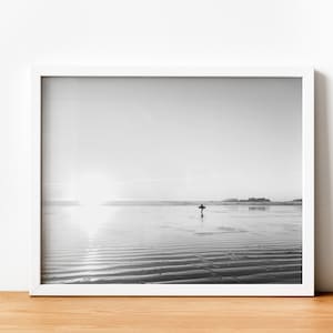 Surf Fotografie, minimalistische Wand Kunst, schwarz weiß Poster, Küsten Kunst, schwarz-weiß Druck, Strand Foto, Strand Print, Strand Haus Dekor, Surfer