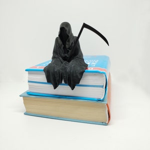 Gothic Bücherregal Figur - Mystische Sitzstatue Schwarzer Mantel