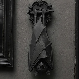 Gothic Fledermaus Wanddekoration - Realistische hängende Fledermaus Skulptur für Dark Academia & Vampire Aesthetics | Schneller US Versand