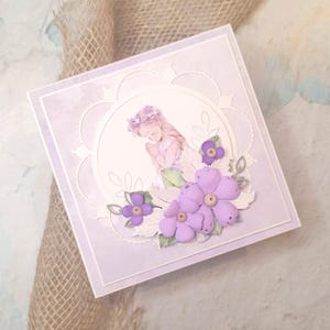 Può includere: Un set di tre tazze in ceramica con smalto screziato color crema. Ogni tazza presenta un design dipinto a mano diverso: una foglia blu e verde, un fiore giallo e una bacca rossa. Le tazze hanno una forma semplice e arrotondata.