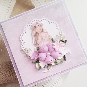 Paarse kaart voor de eerste communie voor een meisje. Bloemencadeau op maat met naam, luxe kaart, elegante heilige communie