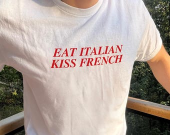 イタリアンキスフレンチTシャツ - 美的ミニマリストグラフィックTシャツ - ロマンティックフーディーシャツ - トレンディなユーロバイブスTシャツ