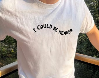 「もっと意地悪になれるかも」Tシャツ - 女性用おもしろ皮肉な名言Tシャツ