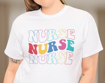 T-shirt da infermiera, camicia da infermiera colorata, nuova idea regalo per infermiera, regalo per laureato, apprezzamento per infermiere, maglietta abbinata alla settimana dell'infermiera