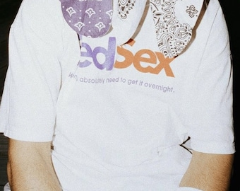 T-shirt FedSex humoristique | T-shirt FedEx Parodie | Vêtements humoristiques pour adultes | Cadeau drôle de bâillon sexuel | Obtenez-le du jour au lendemain | Chemise épaisse unisexe à col rond
