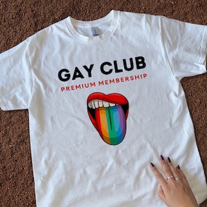 Gay Club Premium Mitglieds T-Shirt - Lustiges Meme Shirt, perfektes Prank Geschenk für Freunde oder LGBTQ+ Unterstützer