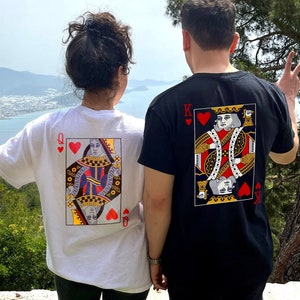 Camiseta de pareja a juego con la Reina de Corazones y el Rey de Corazones / Camiseta de póker vintage personalizada / Camiseta de disfraz de naipes / Regalos divertidos para parejas