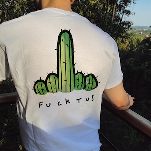 Puede incluir: Camiseta blanca con un gráfico de cactus verde y el texto "F*CKTUS" impreso en la parte delantera.